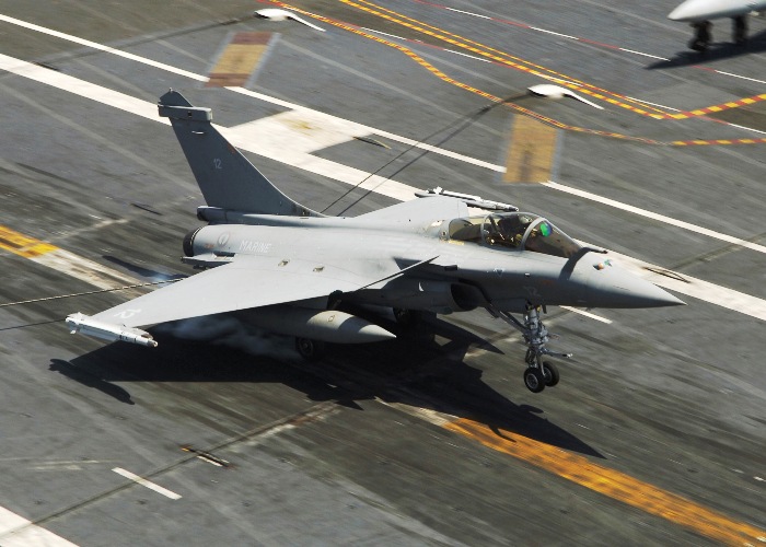 Rafale και Super Étendard εξαπολύονται από το Charles de Gaulle (Βίντεο)
