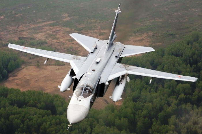 Χαμηλή πτήση Su-24 της συριακής Αεροπορίας (Βίντεο)
