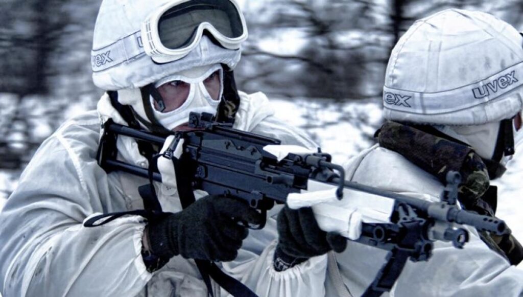 Εκπαίδευση των Βρετανών Πεζοναυτών σε αρκτικό περιβάλλον (Βίντεο)