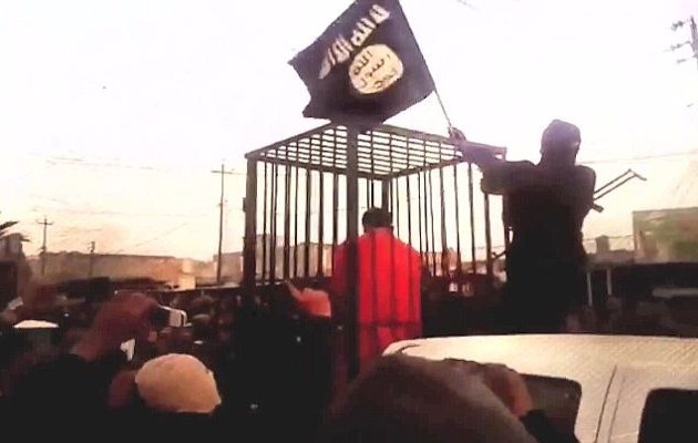 Τα ισλαμικά κτήνη του ISIL περιφέρουν μαχητές Πεσμεργκά σε κλουβιά με σκοπό να τους κάψουν (vid)