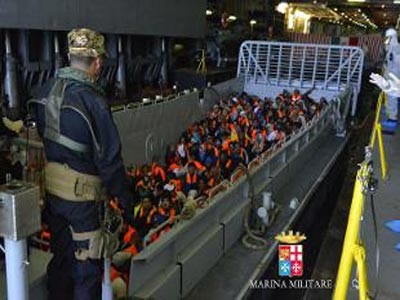Ιταλία: 12 πλοιάρια με λαθρομετανάστες εντοπίσθηκαν νότια της Λαμπεντούζα