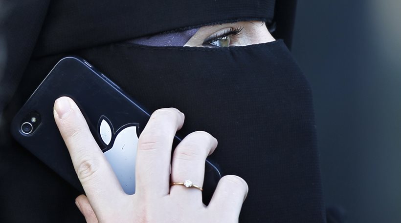 Φρίκη δίχως τέλος από τους ισλαμιστές: Κόβουν τα χέρια γυναικών που χρησιμοποιούν κινητό τηλέφωνο!
