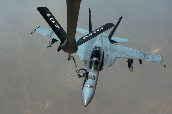 Εναέριος ανεφοδιασμός οπλισμένων Super Hornet πάνω από τη Συρία