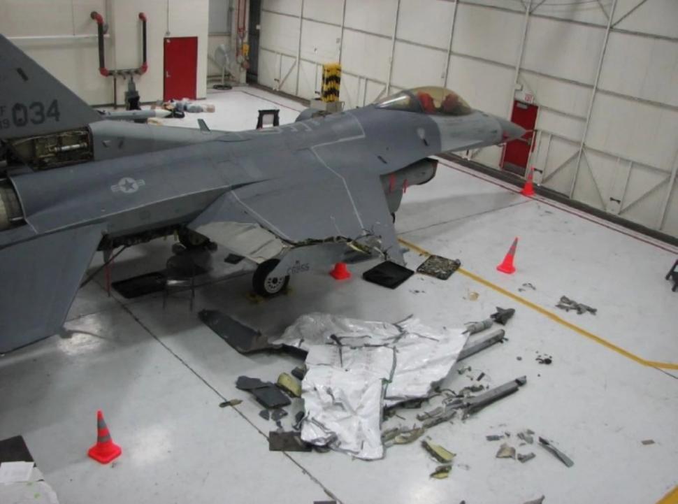 F-16 πέταξε 100 μίλια με σπασμένη την μία πτέρυγα! [εικόνες]