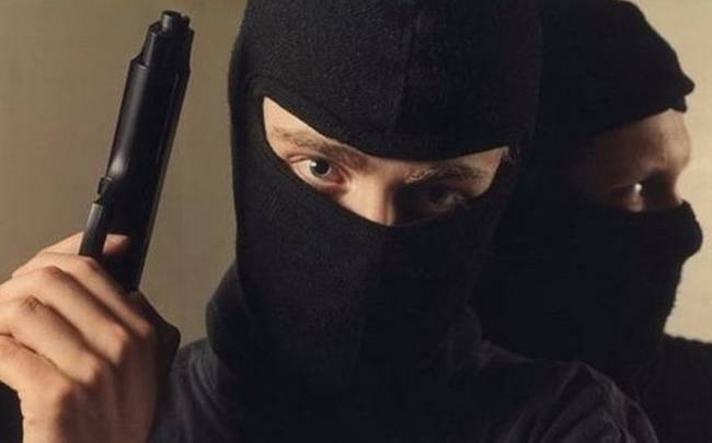 Θεσσαλονίκη: Eπιχείρησαν να εισβάλλουν σε πολυκατοικία… με ψαλίδι
