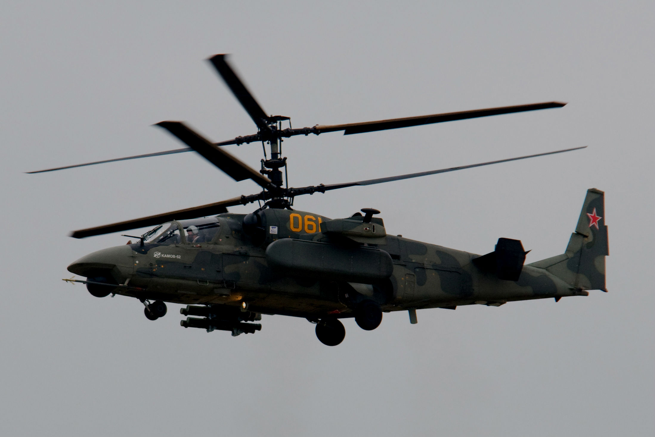 Ka-52 Alligator: Το ελικόπτερο απλά δεν υπάρχει – Δείτε πώς απογειώνεται και τι κάνει (vid)
