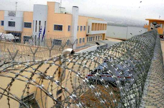 Σωφρονιστικοί υπάλληλοι: “Βαρεθήκαμε να τρώμε ξύλο, να μας βάζουν βόμβες”