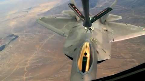 Ανεφοδιασμός F-22 Raptor σε αποστολή βομβαρδισμού κατά των ισλαμιστών [βίντεο]