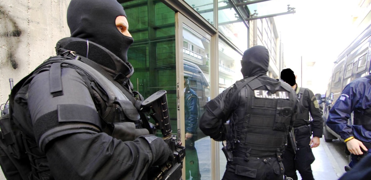 Φαρ Ουέστ στο Ζεφύρι: Πυροβολισμοί εναντίον περιπολικού της ΕΛΑΣ από τσιγγάνους  – Ένας αστυνομικός τραυματίας