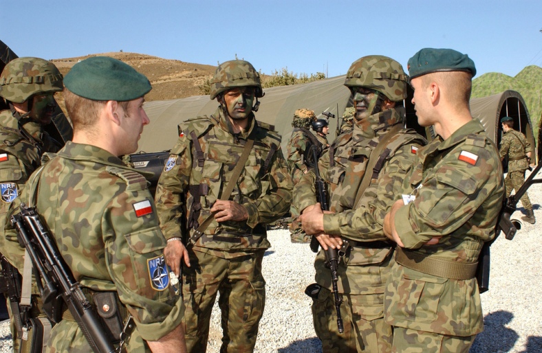 Τραβάει το σκοινί η Πολωνία – Στέλνει “εκπαιδευτές” στην Ουκρανία