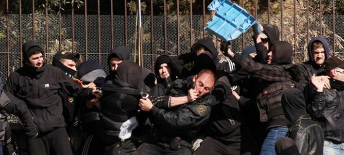 Λαμία: Οπαδοί της Αναγέννησης Καρδίτσας ξυλοκοπούν αστυνομικούς! [εικόνες]