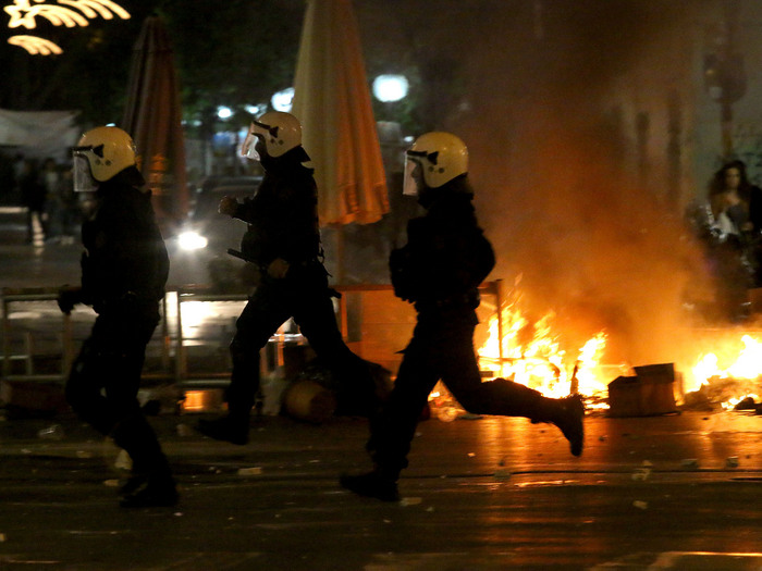 Νύχτα έντασης στο κέντρο – Μολότοφ κατά αστυνομικών από κουκουλοφόρους