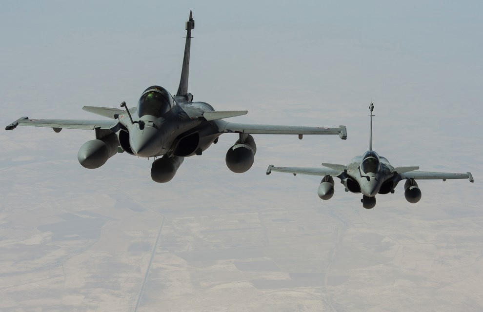 Δείτε τα Rafale να απονηώνονται από το Charles de Gaulle για να χτυπήσουν στόχους τζιχαντιστών (vid)
