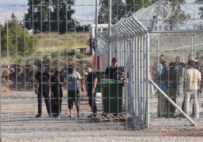 Συνεχίζονται οι αθρόες απελευθερώσεις λαθρομεταναστών
