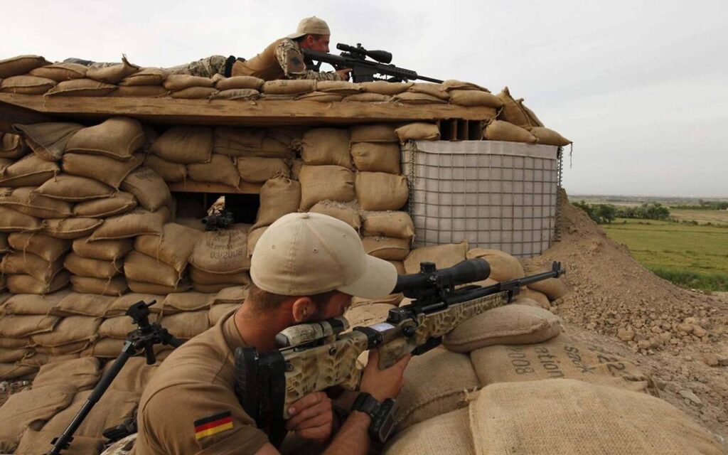 Γερμανοί ελεύθεροι σκοπευτές καλυμμένοι σημαδεύουν τον φωτογράφο [εικόνες]