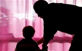 Μητέρα του κατηγορούμενου για παιδοφιλία: ”Είναι όλα μια πλεκτάνη” [βίντεο]