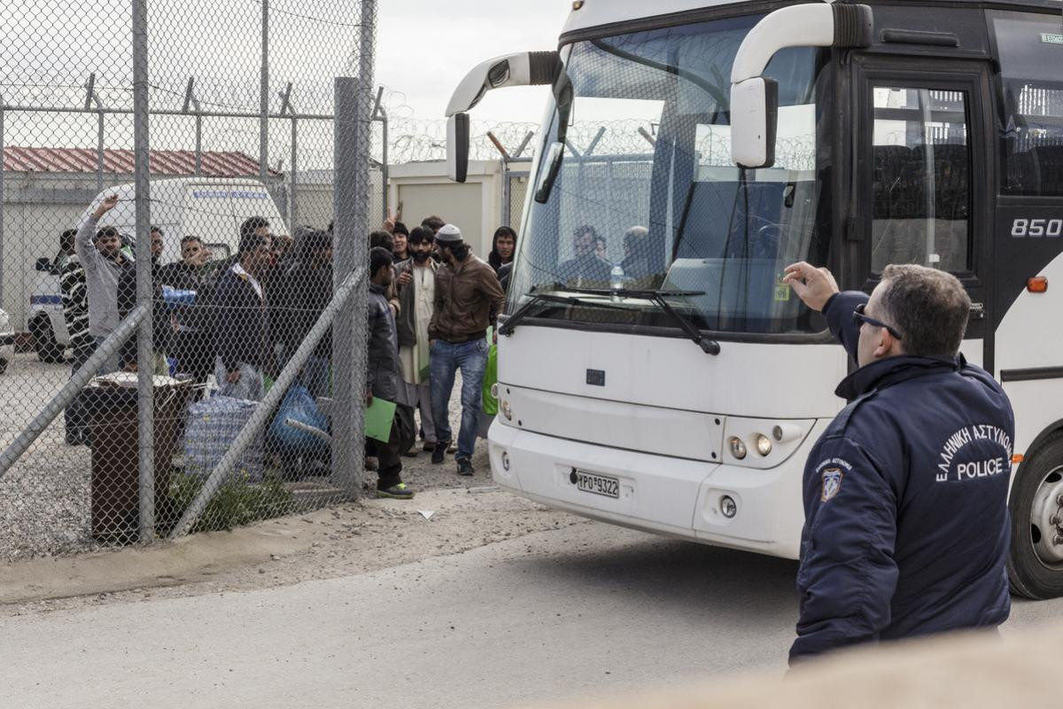 Καρέ-καρέ η μεταφορά λαθρομεταναστών από την Αμυγδαλέζα στην Ομόνοια (εικόνες)