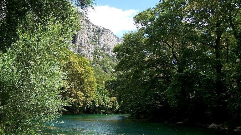 Έπεσε στον Πηνειό… για να μην τον συλλάβουν