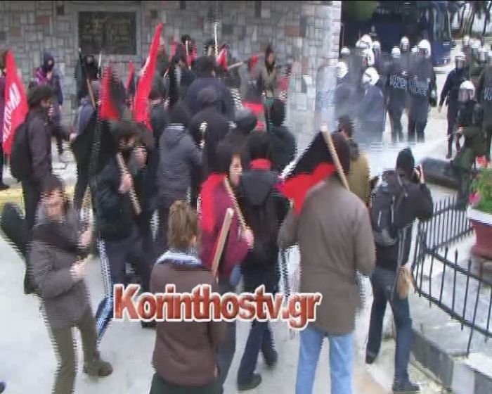 Ένταση και δακρυγόνα έξω από το κέντρο κράτησης λαθρομεταναστών Κορίνθου [βίντεο]