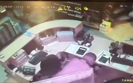 Καρέ – καρέ η διάρρηξη σε κατάστημα της Θεσσαλονίκης [βίντεο]