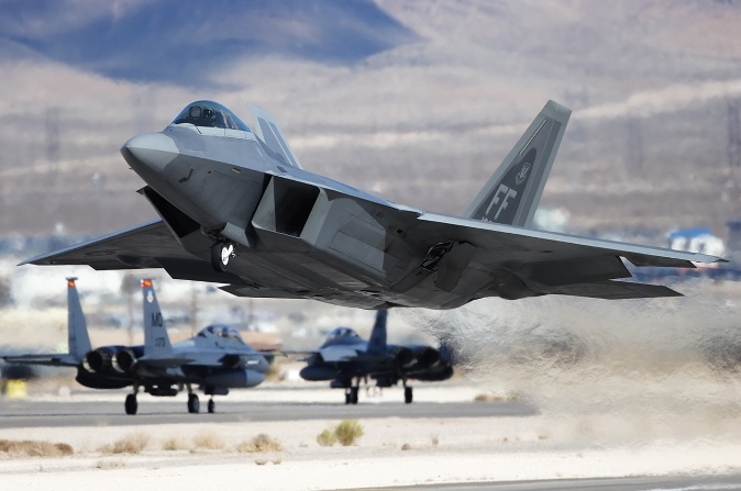 F22 Raptor τα “δίνει όλα” με πλήρη μετάκαυση στην Αυστραλία [βίντεο]