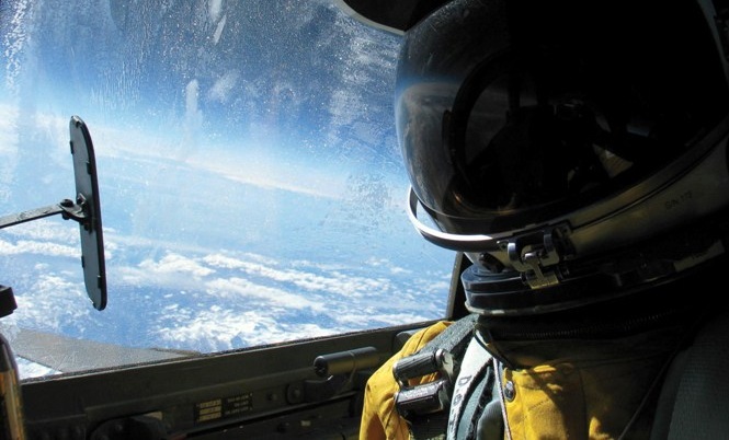 Απογειώνοντας ένα U-2S κρατώντας με το χέρι την πτέρυγά του!