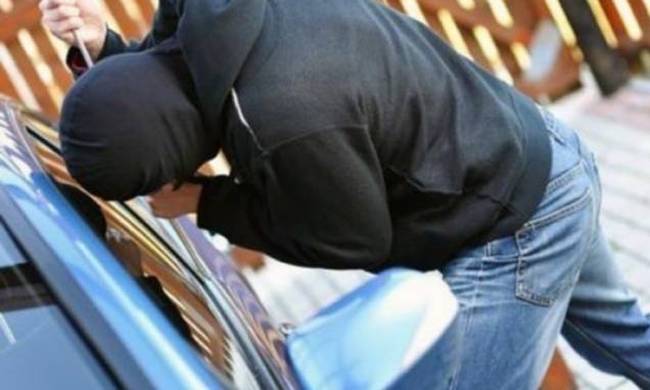 Θεσσαλονίκη: Χειροπέδες σε 30χρονο που «τρύπωνε» σε αυτοκίνητα