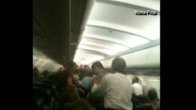 Θρίλερ στον αέρα σε πτήση της «United Airlines» – Eπιβάτης φώναζε ότι υπάρχουν τρομοκράτες στο αεροσκάφος (vid)
