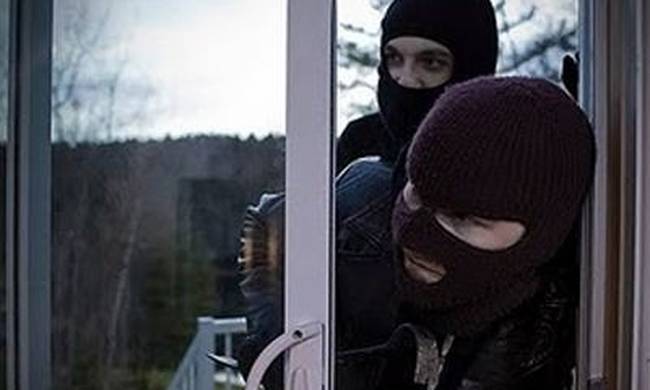 Αίγιο: “Απείλησαν ηλικιωμένους με κατσαβίδι και τους πήραν 700 ευρώ”