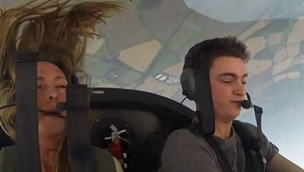 Πιλότος ακροβατικού αεροσκάφους τρομοκρατεί τους φίλους του [βίντεο]