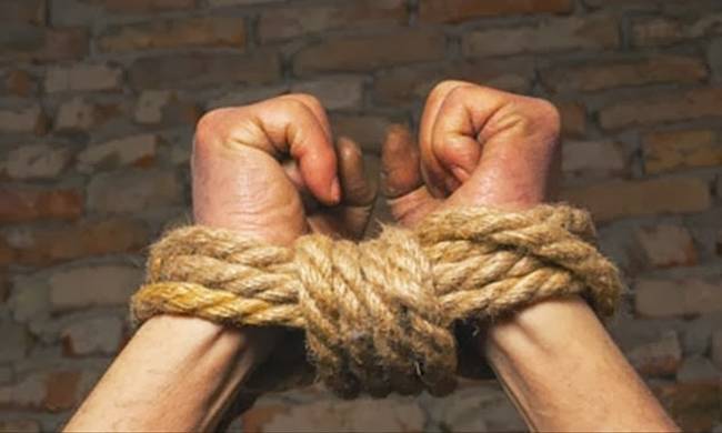 Δράμα: Έδεσαν 18χρονη στην αυλόπορτα – Σύλληψη πατέρα και γιου