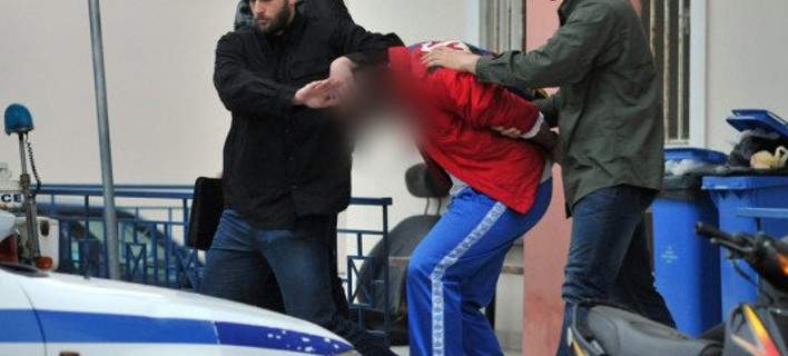 Αυτός είναι ο 25χρονος που έσφαξε τη μητέρα του στη Βούλα – Περιφερόταν ξυπόλητος και χαμένος στην Στιμάγκα Κορινθίας  (εικόνες)