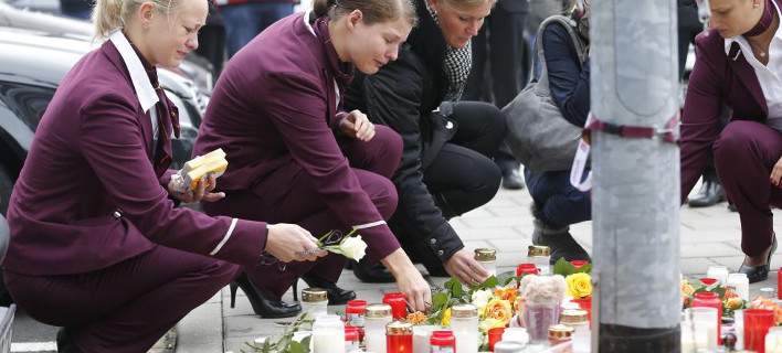 Εργαζόμενες της Germanwings ανάβουν κεριά στη μνήμη των θυμάτων [εικόνα]