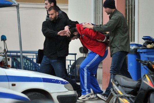 Απίστευτο παραλήρημα από τον μητροκτόνο της Βούλας: Χτυπούσε το κεφάλι του με πέτρες