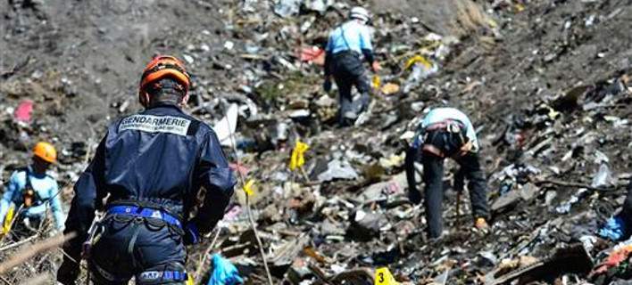 Εικόνες φρίκης για τους διασώστες: Έχουν περισυλλεγεί 400-600 ανθρώπινα μέλη από τα πτώματα των 150 νεκρών του Airbus (εικόνες)