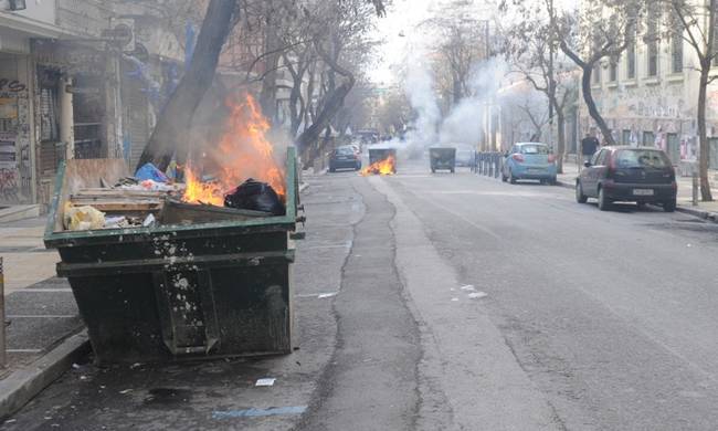 Επεισόδια στα Εξάρχεια: Αναρχικοί μπήκαν στο Πολυτεχνείο