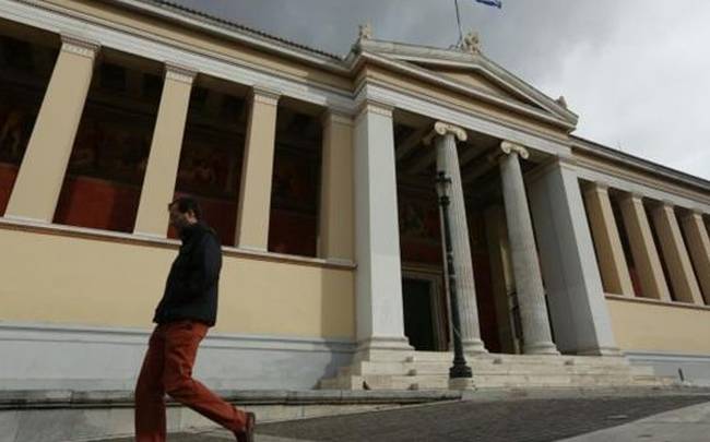 Επέμβαση των αρχών για να λήξει η κατάληψη ζητά η Πρυτανεία – Κλειστοί οι δρόμοι γύρω το κτίριο (εικόνες)