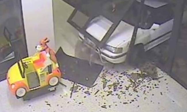 Ληστές εισέβαλαν με… αυτοκίνητο σε εμπορικό κέντρο [βίντεο]