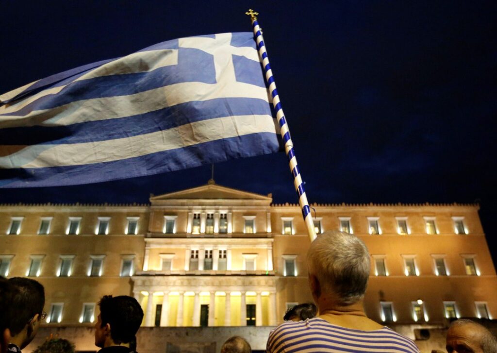 Ο φρούραρχος της Βουλής “απάλλαξε” τους συλληφθέντες πολίτες στο προαύλιο του Κοινοβουλίου – Αφέθηκαν ελεύθεροι