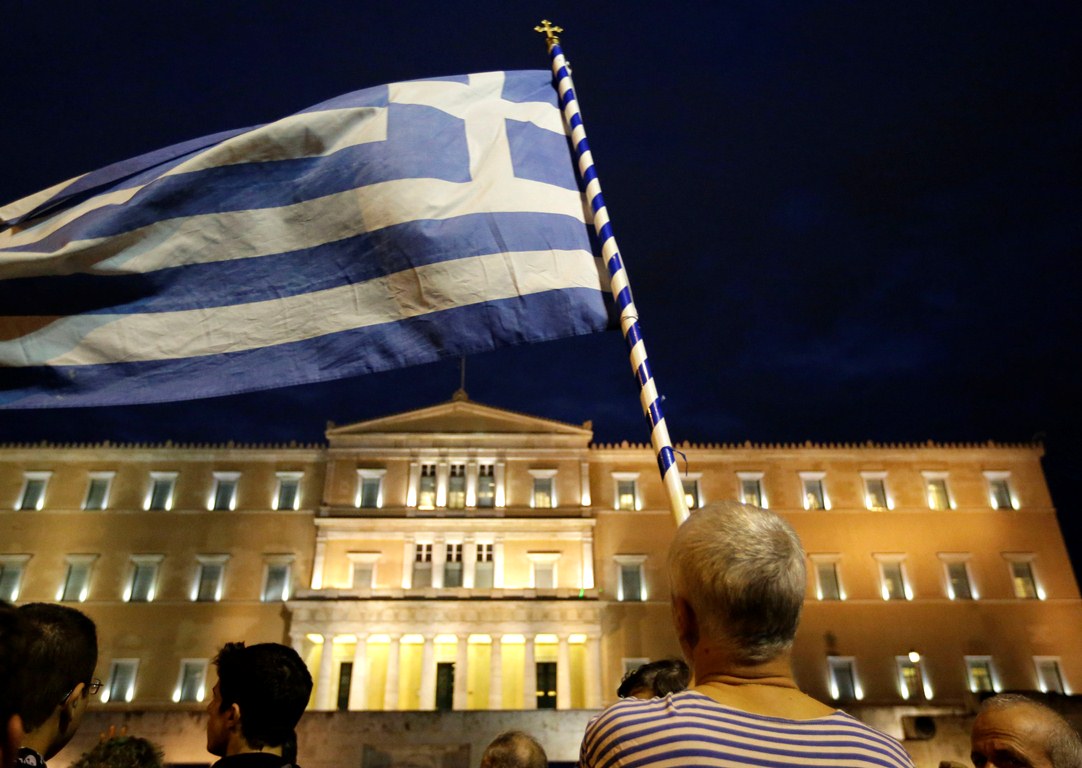 Ο φρούραρχος της Βουλής “απάλλαξε” τους συλληφθέντες πολίτες στο προαύλιο του Κοινοβουλίου – Αφέθηκαν ελεύθεροι