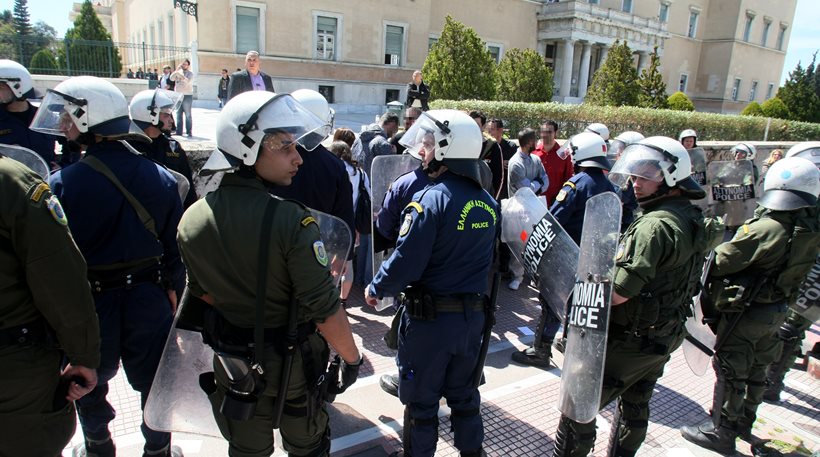 Προκαλούν οι αντιεξουσιαστές που μπήκαν στο περιστύλιο της Βουλής: “Αν θέλαμε μπαίναμε και στο Κοινοβούλιο”