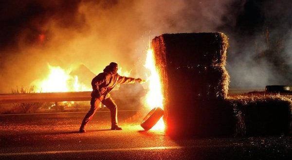 Συρία: Οι τζιχαντιστές έκαψαν τρόφιμα γιατί είχαν συσκευαστεί στις ΗΠΑ