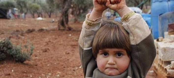 Σκοτώθηκε το κοριτσάκι που «παραδόθηκε» στην κάμερα; Τι απέγινε μετά τη συγκλονιστική φωτογραφία