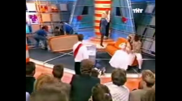 Τηλεοπτικό στούντιο μετατρέπεται σε ρίνγκ όταν Ρώσος ρίχνει κλωτσιά σε τραβεστί (vid)