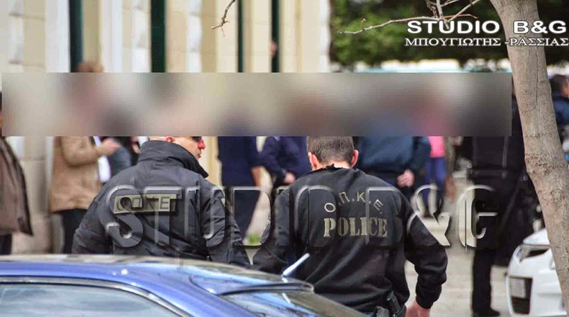 Σοβαρά επεισόδια έξω από τα δικαστήρια Ναυπλίου – Τραυματίες δύο αστυνομικοί