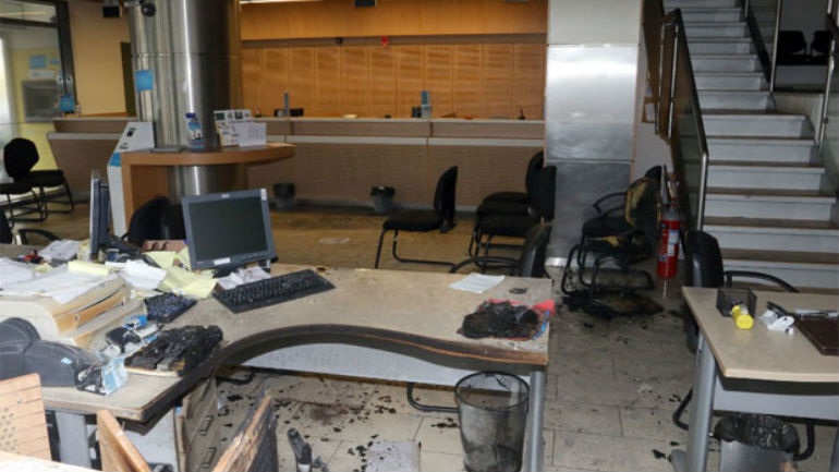 Ανάληψη ευθύνης για εμπρησμό με απειλές κατά Πανούση