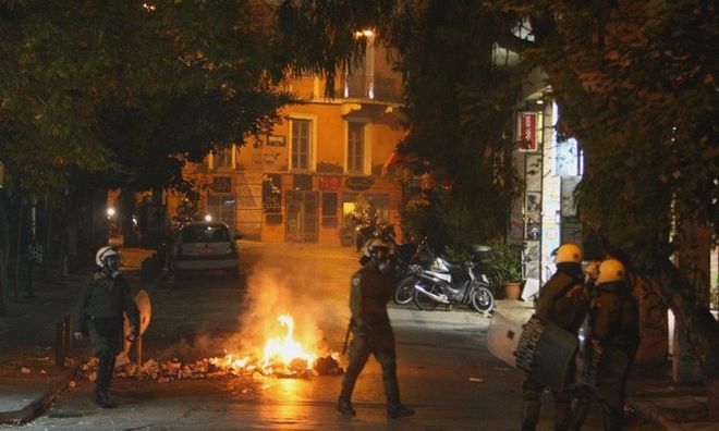 Φωτιές και μολότοφ έξω από το Πολυτεχνείο