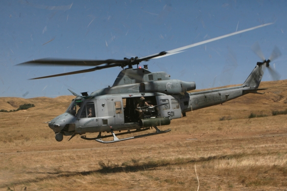 UH-1Y Venom “βομβαρδίζουν” κατοικημένη περιοχή [βίντεο]