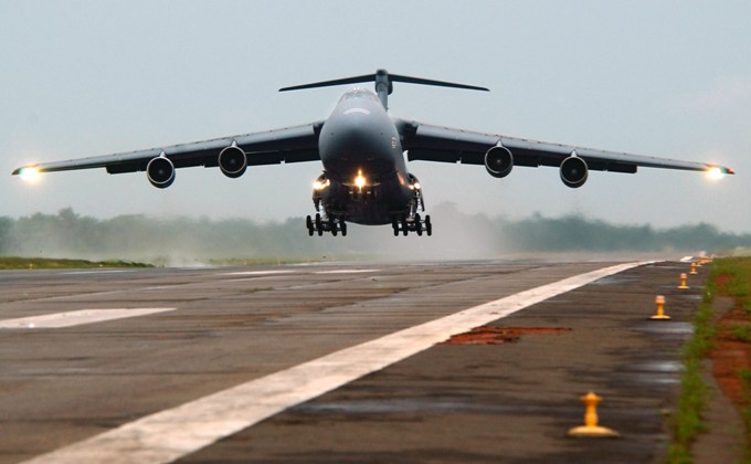 C-5 Galaxy μεταφέρει CH-53E από τις ΗΠΑ στην Αυστραλία