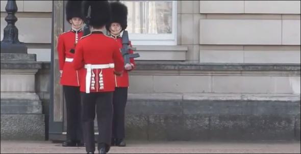 Πόνεσε ο φρουρός του Μπάκιγχαμ από την τούμπα που έφαγε (vid)